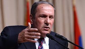 Levon Ter Petrosyan: İç savaş tehlikesinden kaçınmalıyız